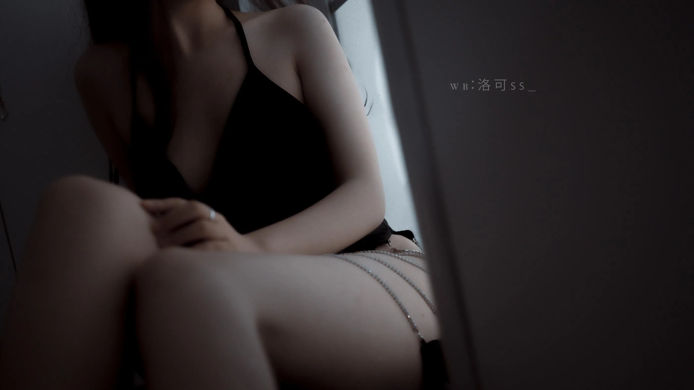 洛可ss – NO.03 光效黑吊带 [30P]插图3